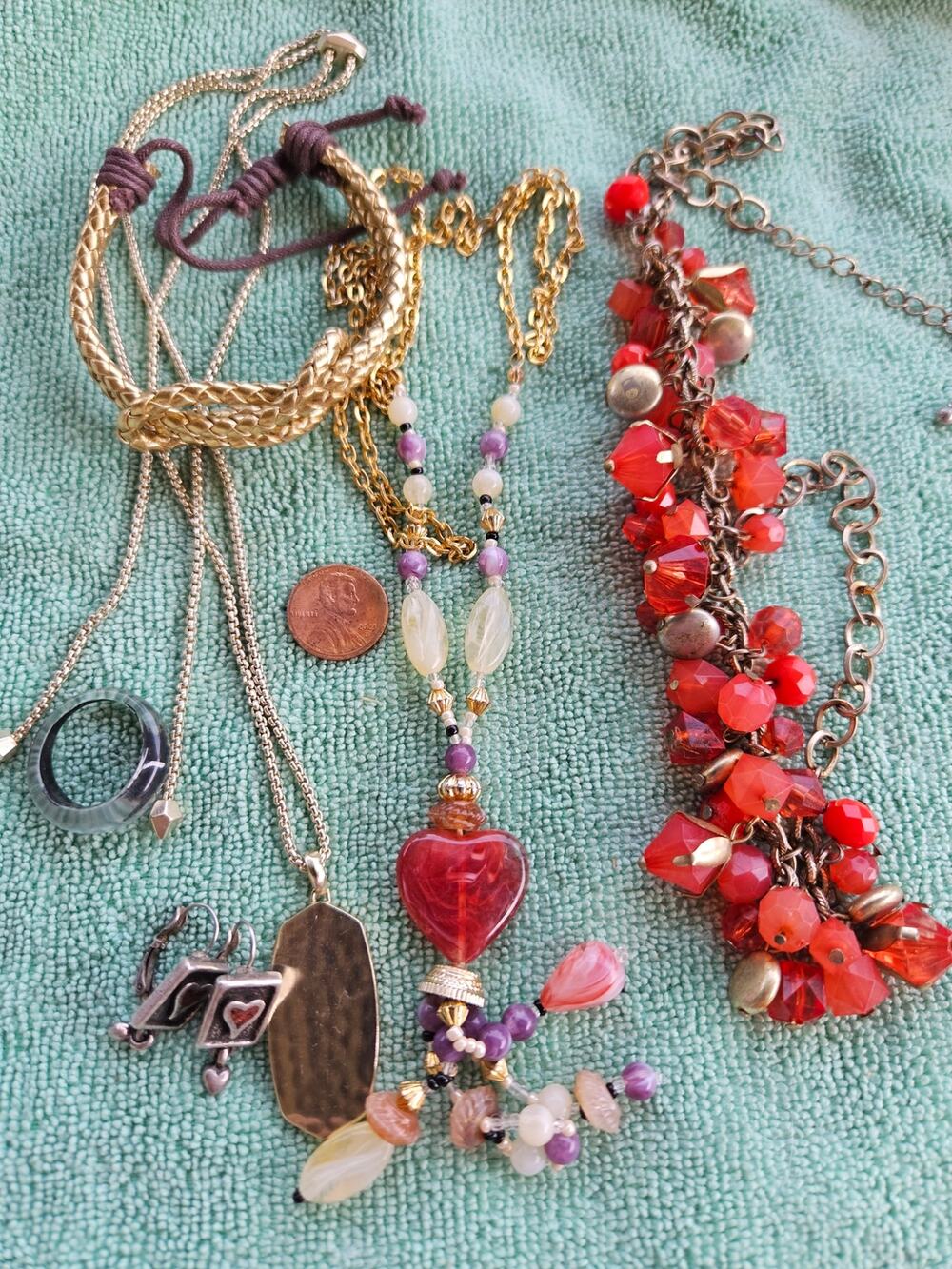 6 pieces of jewelry, guess.